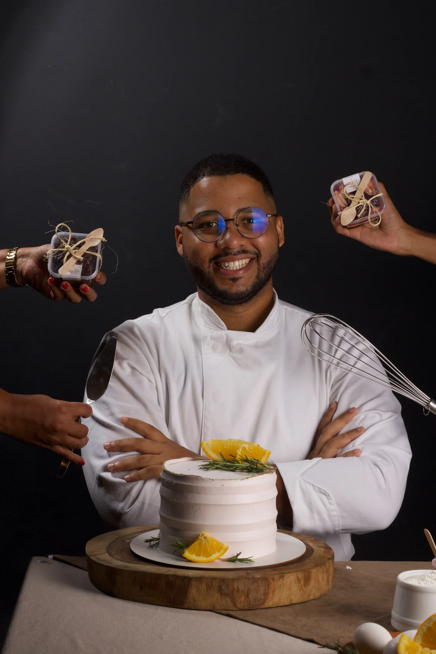 Alan Moreira cercado por elementos da confeitaria