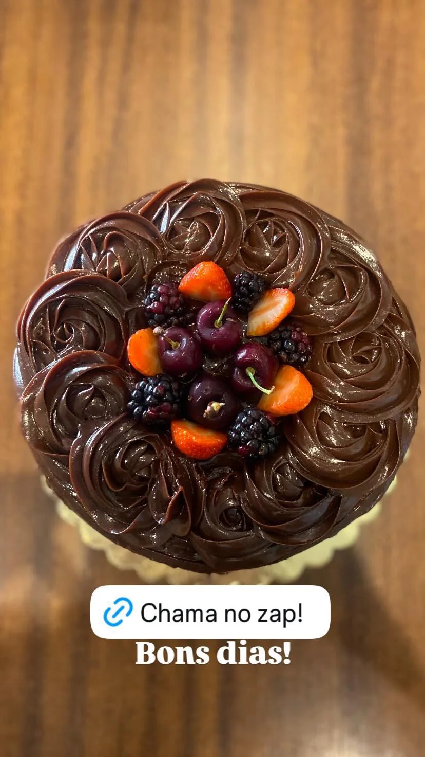 Bolo de chocolate decorado com frutas