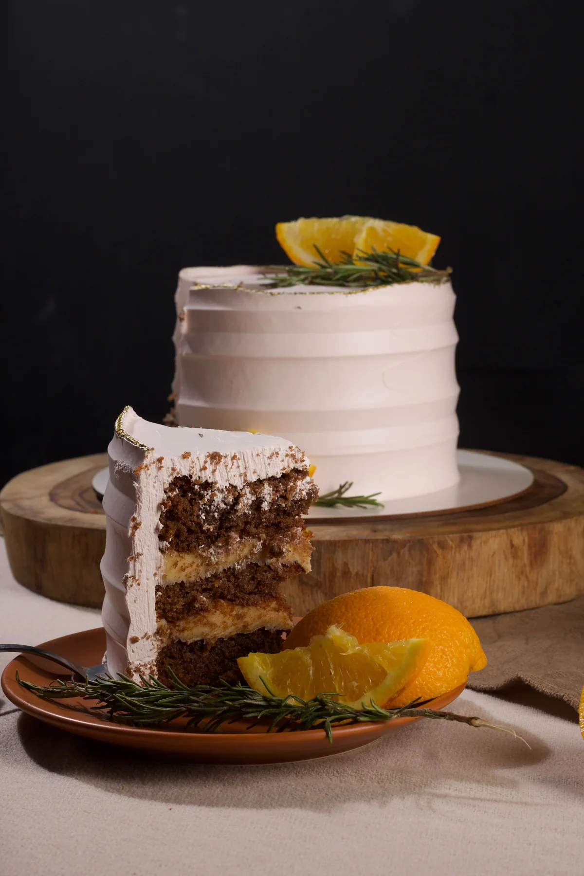 Bolo branco autoral com acabamento cítrico