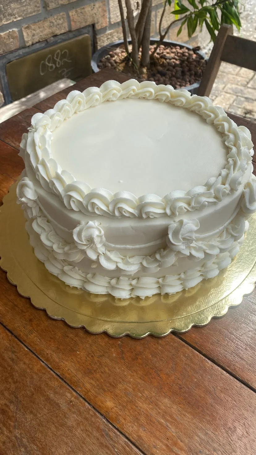 Bolo branco clássico com acabamento delicado