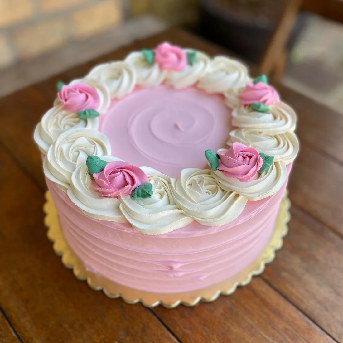 Bolo floral em tons pastel